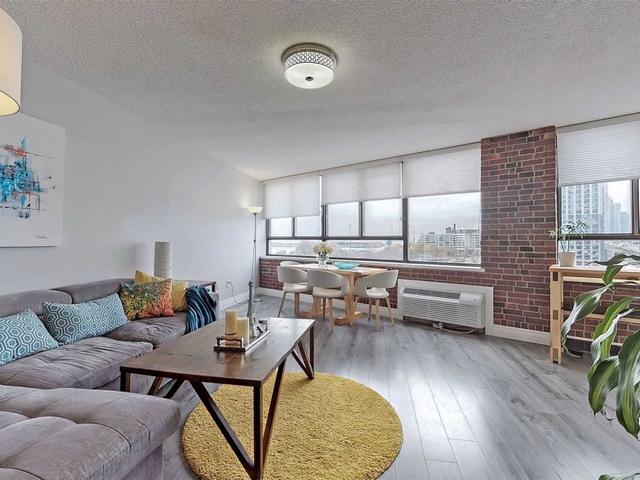 605 - 270 Queens Quay W