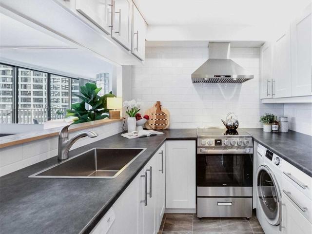 2417 - 33 Harbour Sq