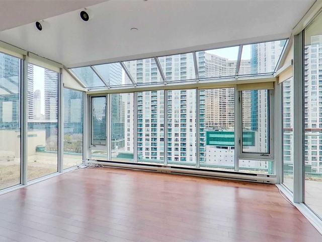 918 - 211 Queens Quay W