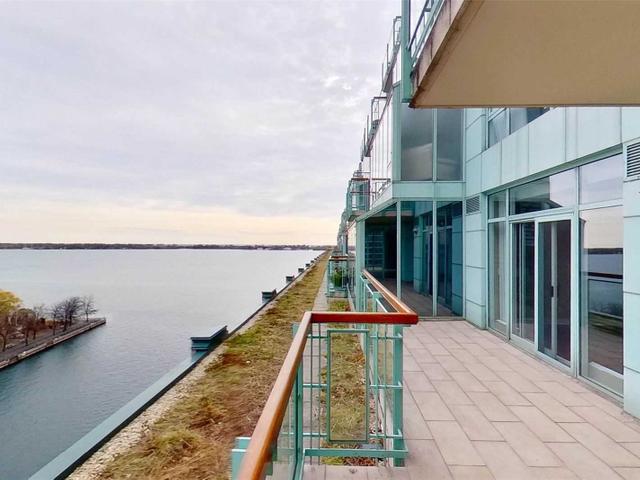 918 - 211 Queens Quay W