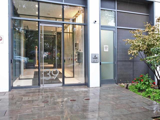 416 - 39 Brant St