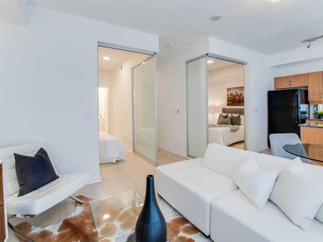 1405 - 220 Victoria St