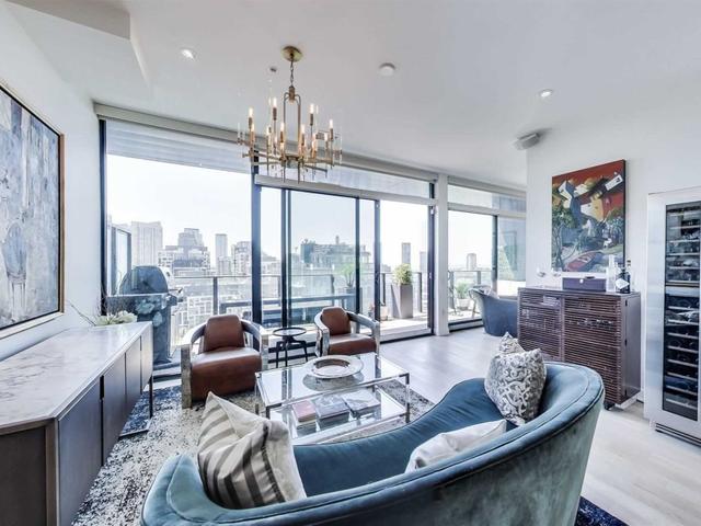 PH 1407 - 629 King St W