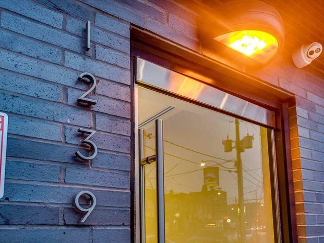 401 - 1239 Dundas St W