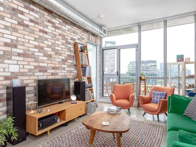 PH817 - 510 King St E