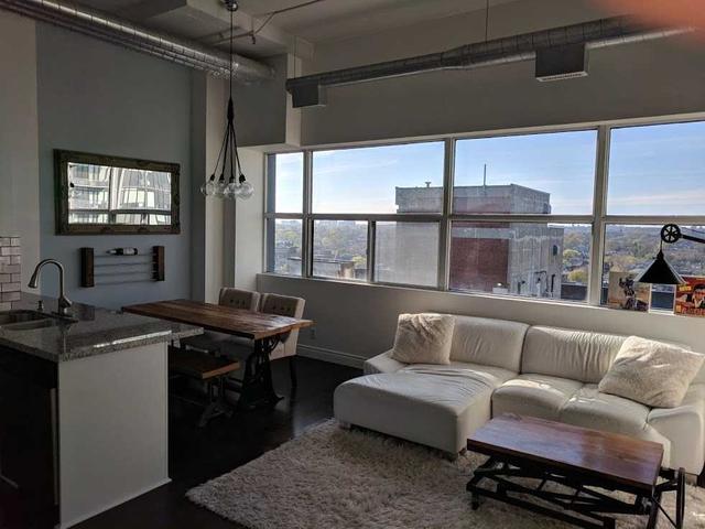 1005 - 700 King St W