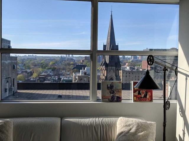 1005 - 700 King St W