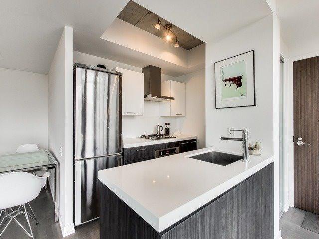 836 - 461 Adelaide St W