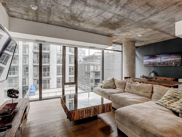 818 - 111 Bathurst St