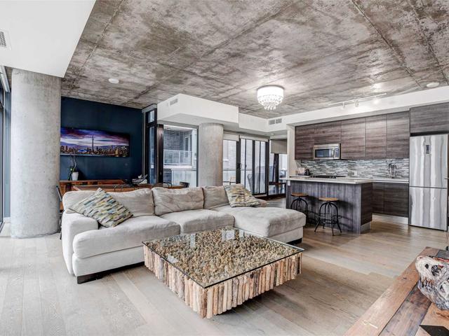 818 - 111 Bathurst St