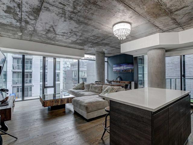 818 - 111 Bathurst St