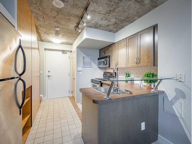 825 - 255 Richmond St E