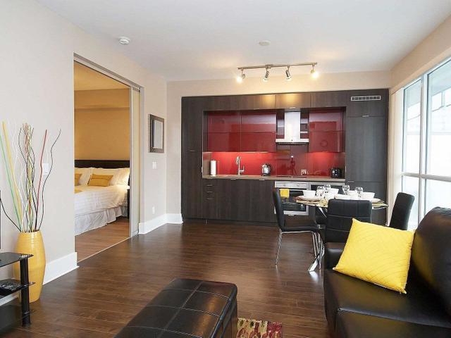 2009 - 300 Front St W