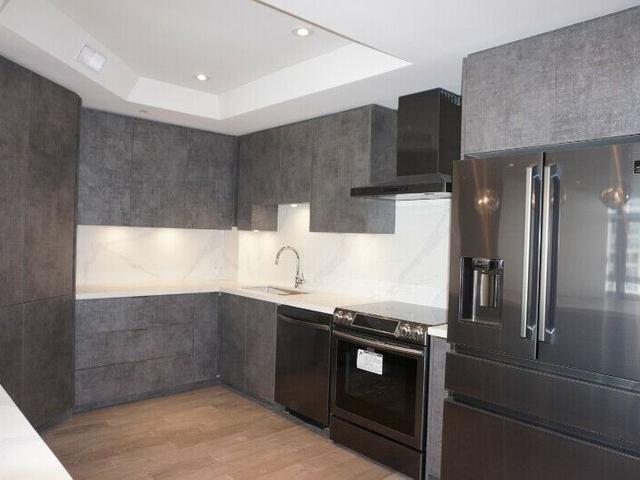 1017 - 211 Queens Quay W