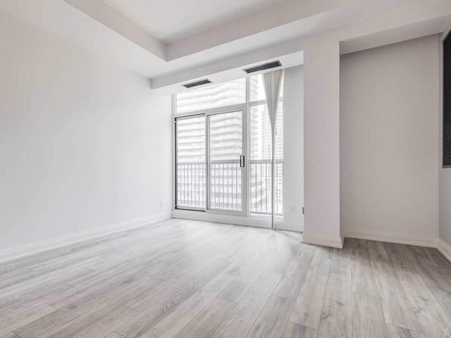 1008 - 8 Wellesley St E