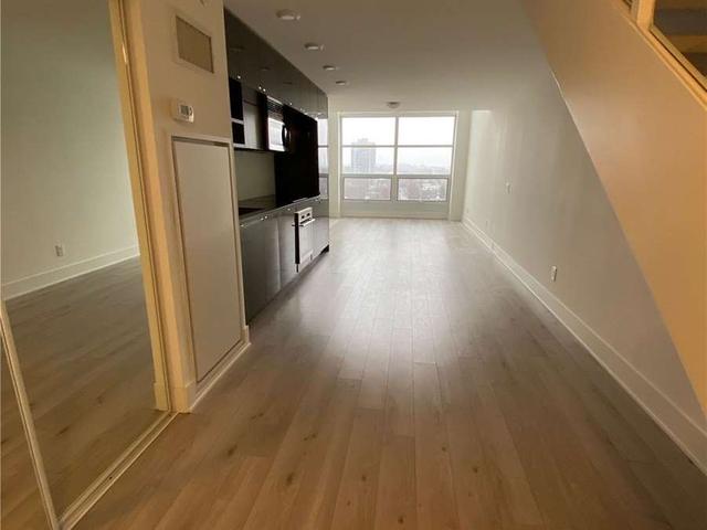 926 - 111 St Clair Ave W