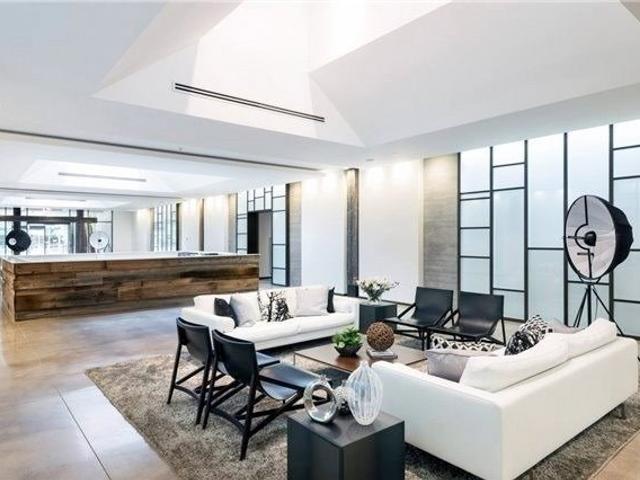 1223 - 1030 King St W