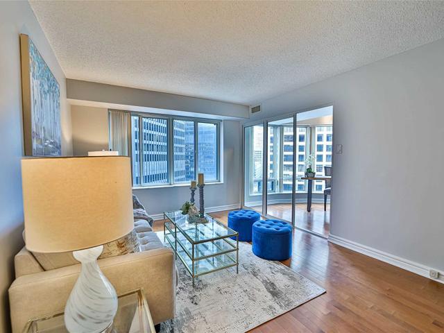 1609 - 33 University Ave