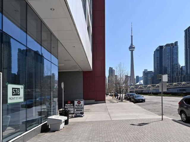 806E - 576 Front St W