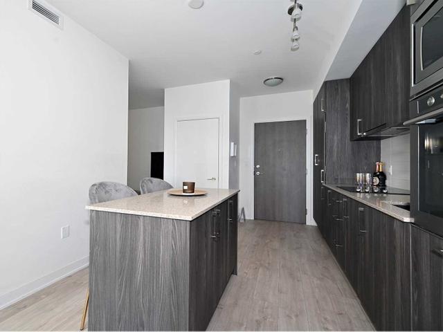 806E - 576 Front St W