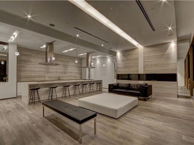 Lp 24 - 1030 King St W