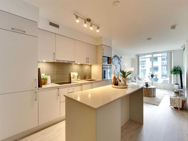 1112W - 27 Bathurst St