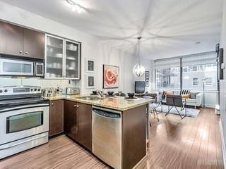 519 - 438 King St W
