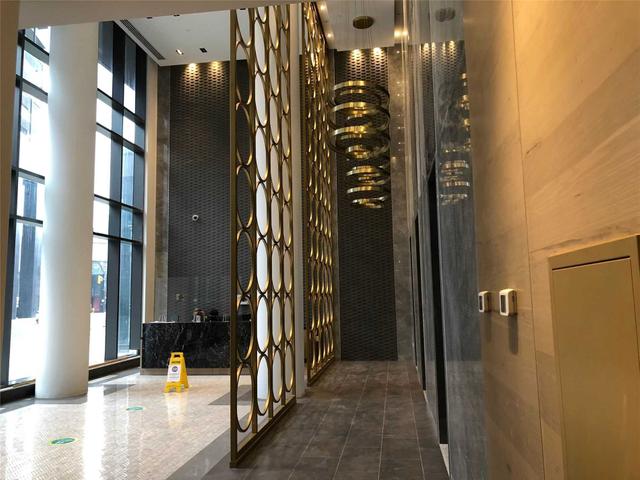 715 - 330 Richmond St W