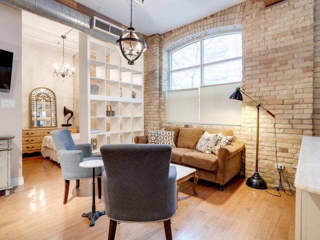 202 - 383 Adelaide St E