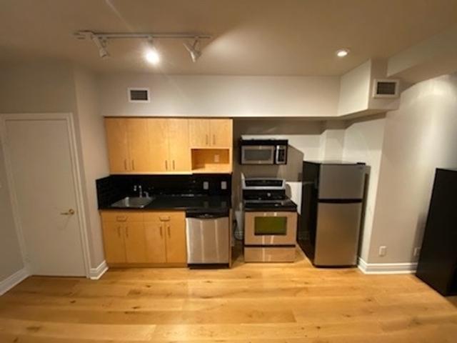 410 - 73 Richmond St W