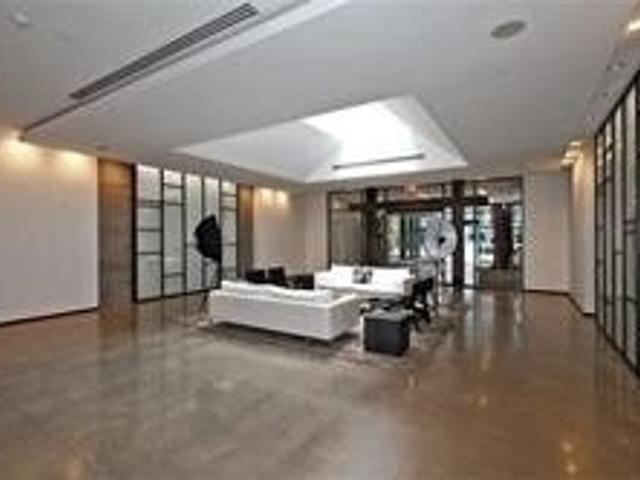 406 - 1030 King St W