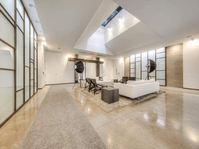 230 - 1030 King St W