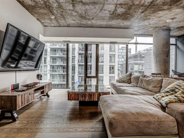 818 - 111 Bathurst St