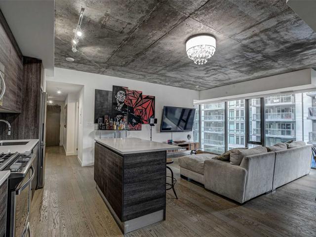 818 - 111 Bathurst St