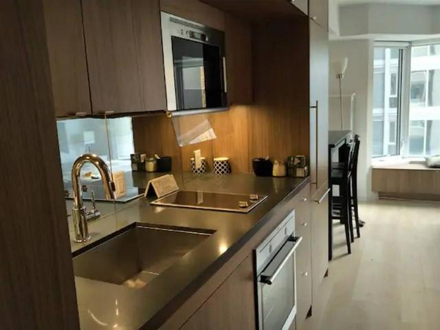 913 - 155 Yorkville Ave