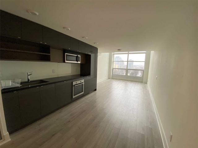 926 - 111 St Clair Ave W