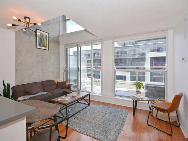 PH1014 - 1029 King St W