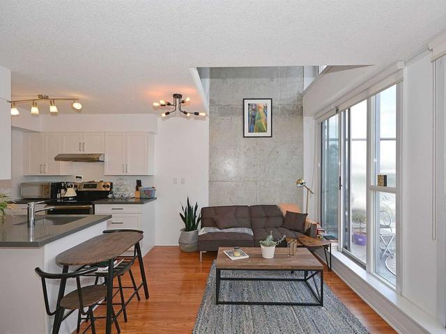 PH1014 - 1029 King St W