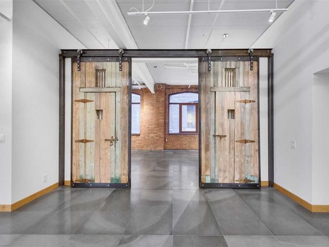 201 - 468 Wellington St W