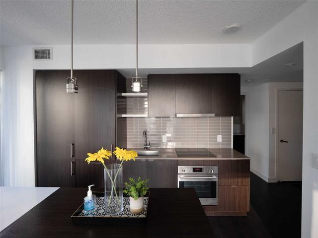 1002 - 100 Harbour St