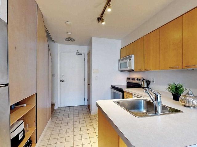 404 - 255 Richmond St E