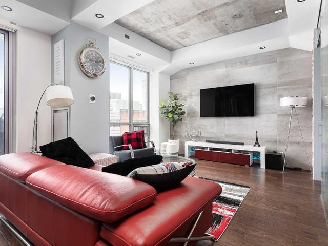 704 - 399 Adelaide St W