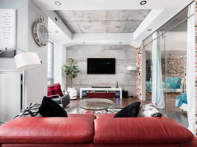 704 - 399 Adelaide St W