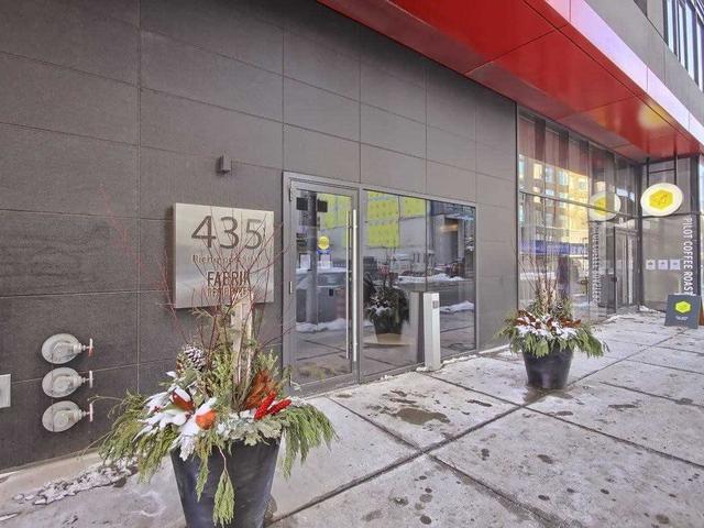 Parking - 435 Richmond St W