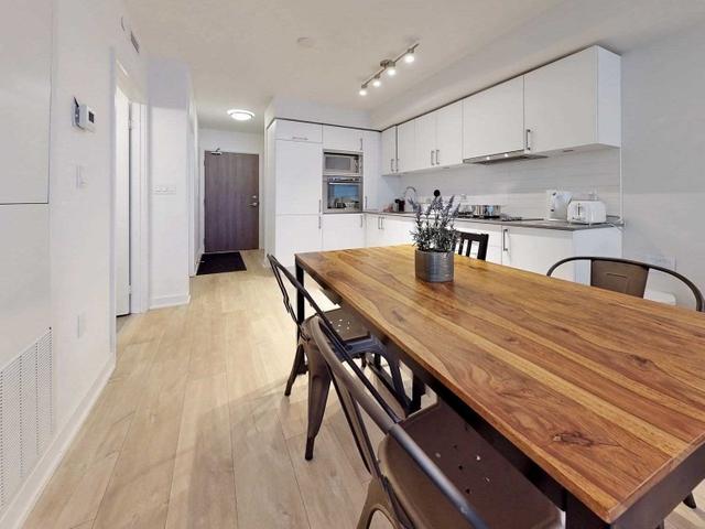 416W - 27 Bathurst St