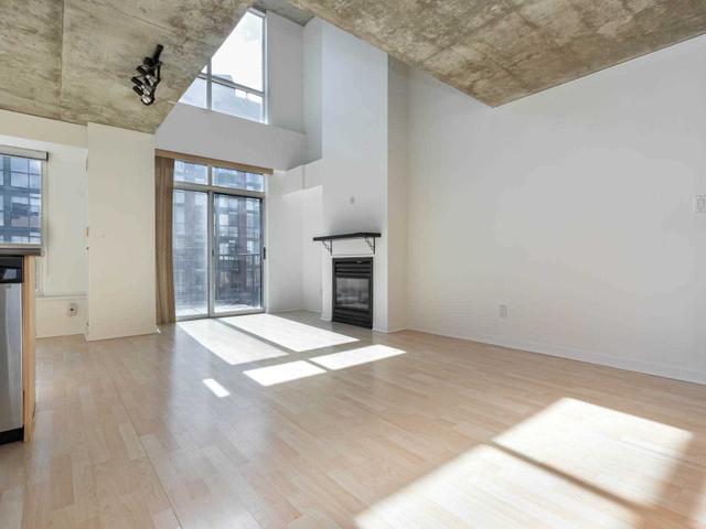 PH808 - 800 King St W