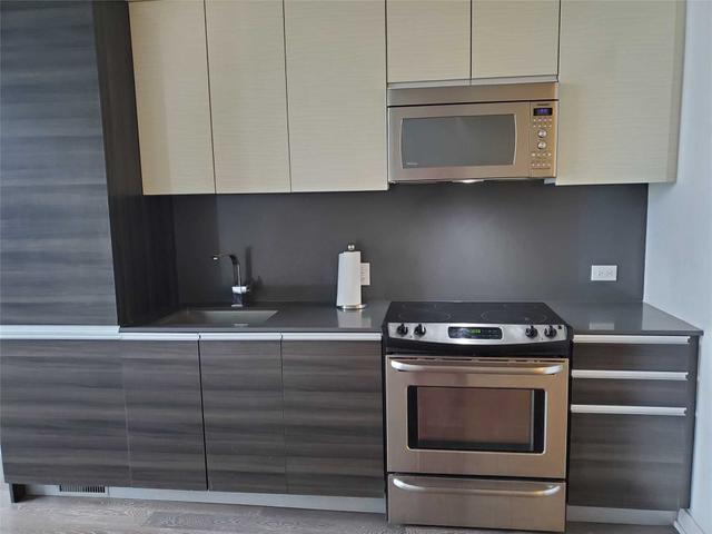 202 - 8 Gladstone Ave. N Ave