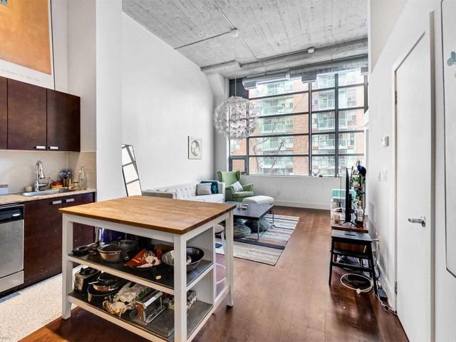 222 - 637 Lakeshore Blvd W