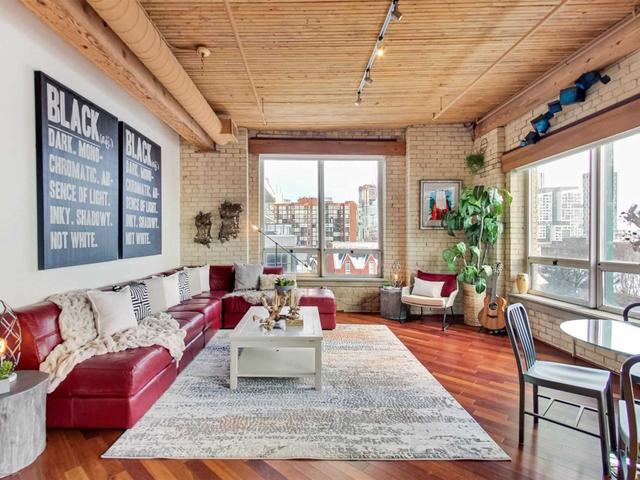 PH606 - 781 King St W