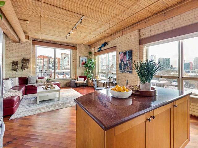 PH606 - 781 King St W